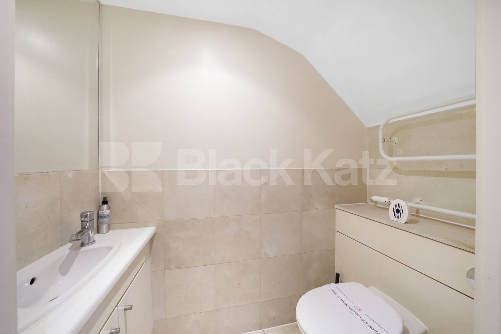 Boasting over 1350 Sq.Ft. of living and entertaining space Marcia Road, London Bridge